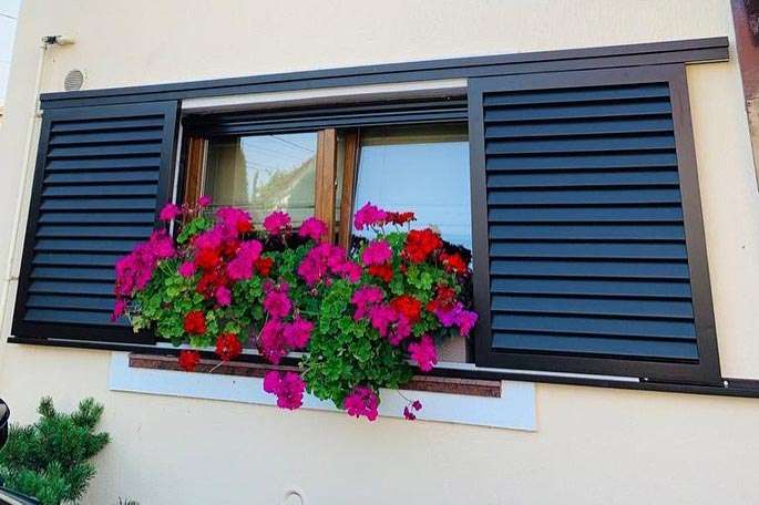 Fensterläden aus laminiertem Holz: Merkmale und Preisberechnung