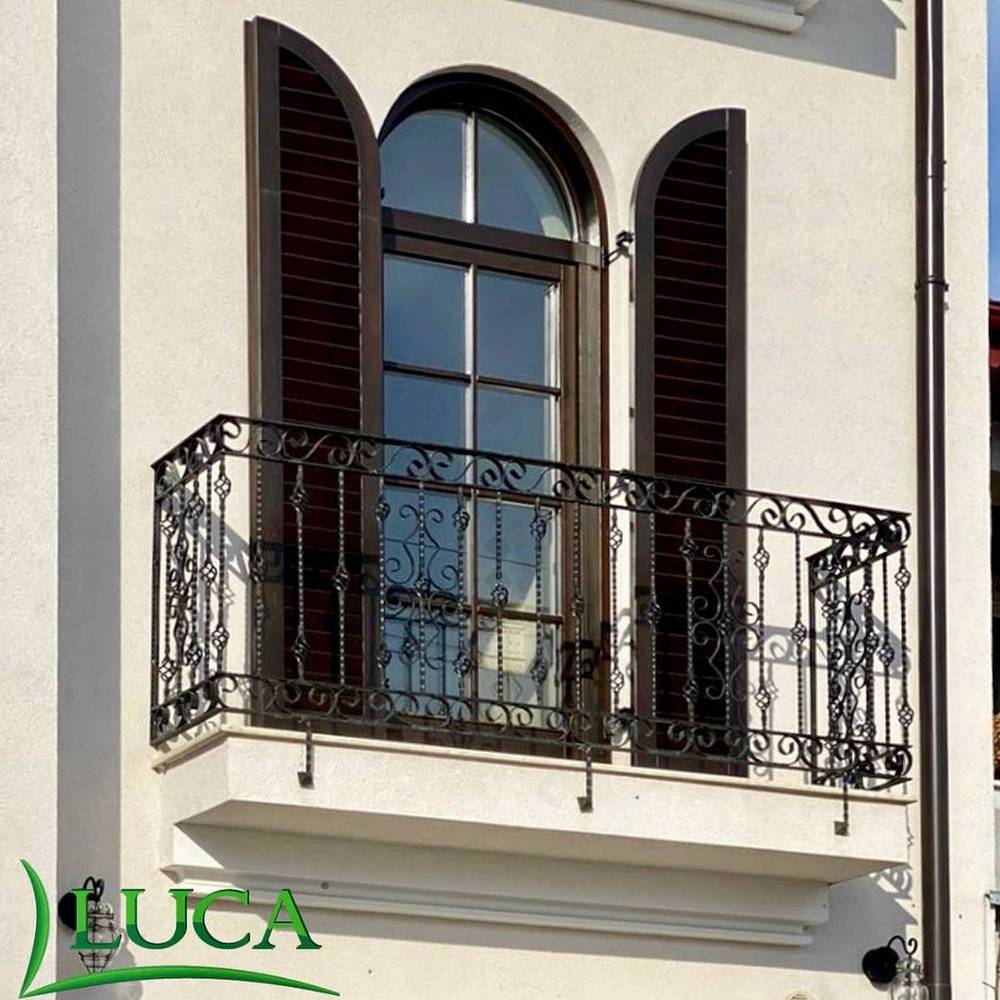 UNIQUE LAMINATED WOOD WINDOWS: Customization of exterior wood joinery