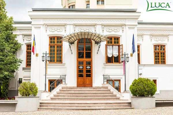 Laminated Wood Joinery: The Registry Office of the 3rd District