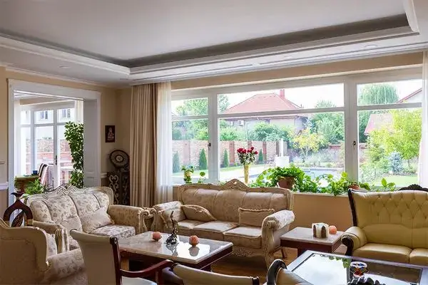 Private house: Laminated wood windows