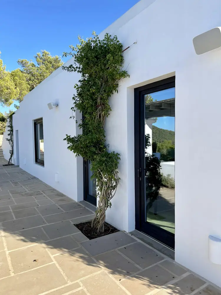 Menuiserie en Bois Stratifié: Bâtiment Résidentiel, Ibiza, Espagne