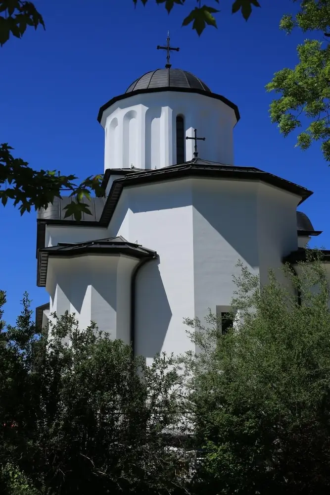 Menuiserie en Bois Stratifié: Centre Orthodoxe Chrétien (CBROM), Munich, Allemagne