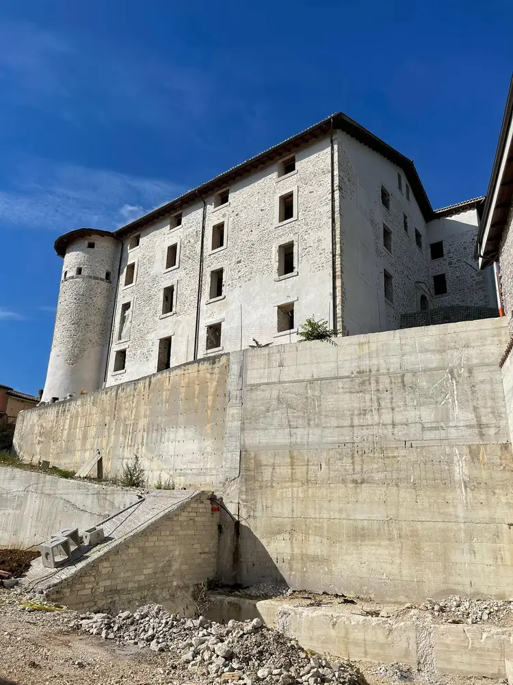 Tâmplărie Lemn Stratificat: Castel, Riofreddo, Italia