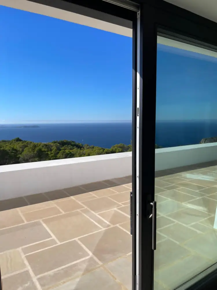 Uși Culisante din Lemn Stratificat LUCA Imobil Rezidențial, Ibiza, Spania