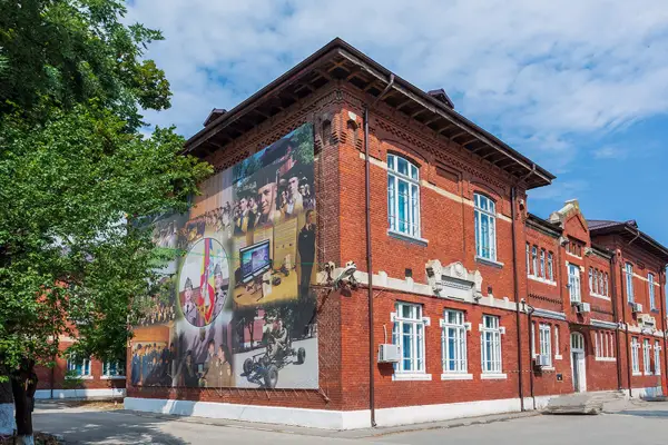 Tâmplărie Lemn Stratificat: Academia Tehnică Militară, București, România