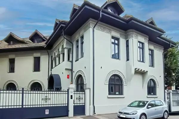 Tâmplărie Lemn Stratificat: Clădire privată din perioada Interbelică, București, România