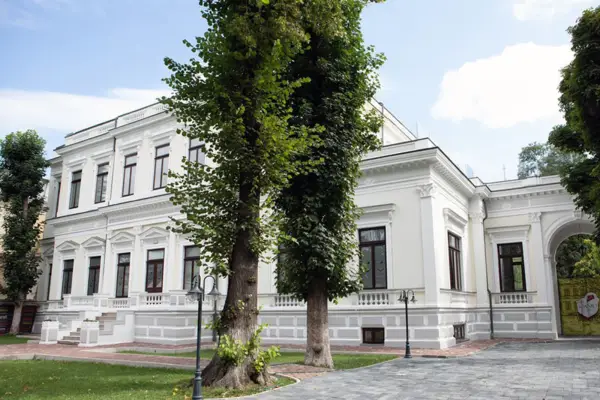 Tâmplărie Lemn Stratificat: Liceul Internațional Ioanid, București, România