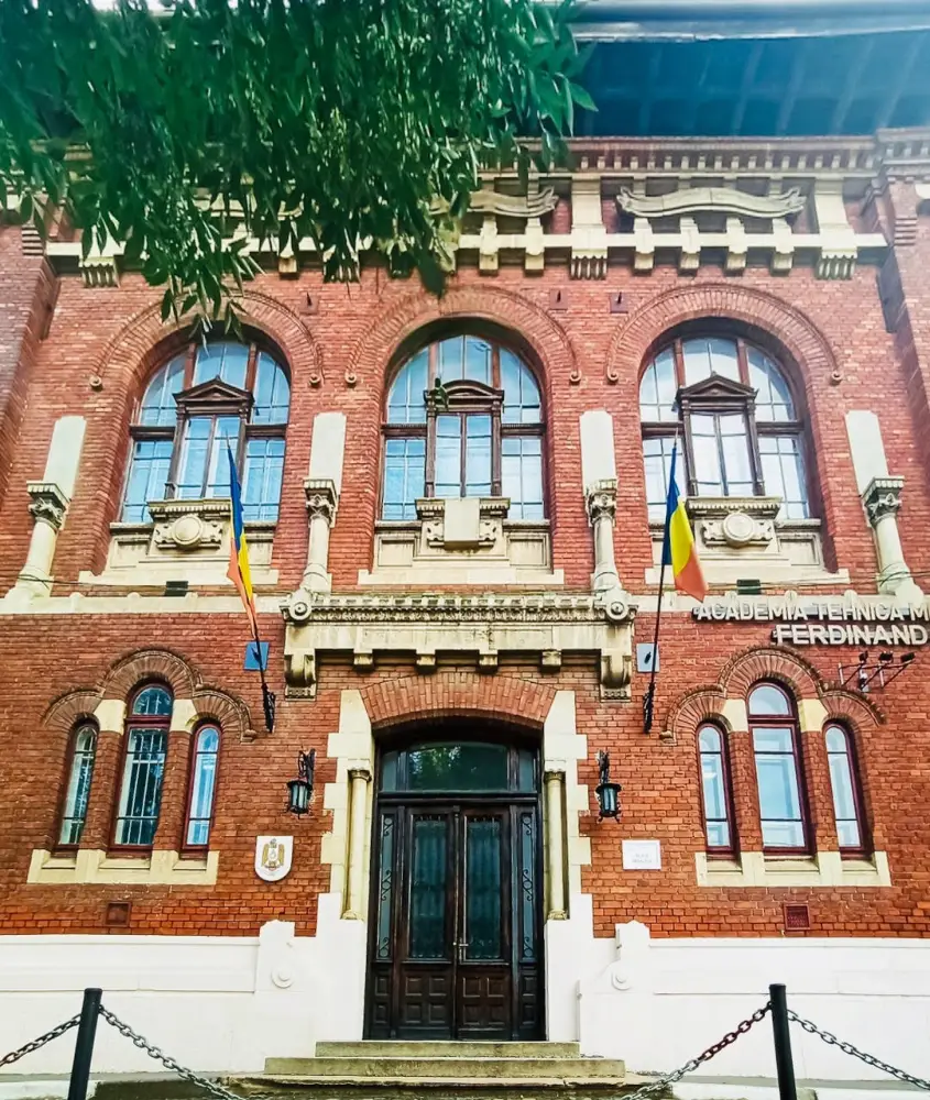 Tâmplărie Lemn Stratificat: Academia Tehnică Militară, București, România