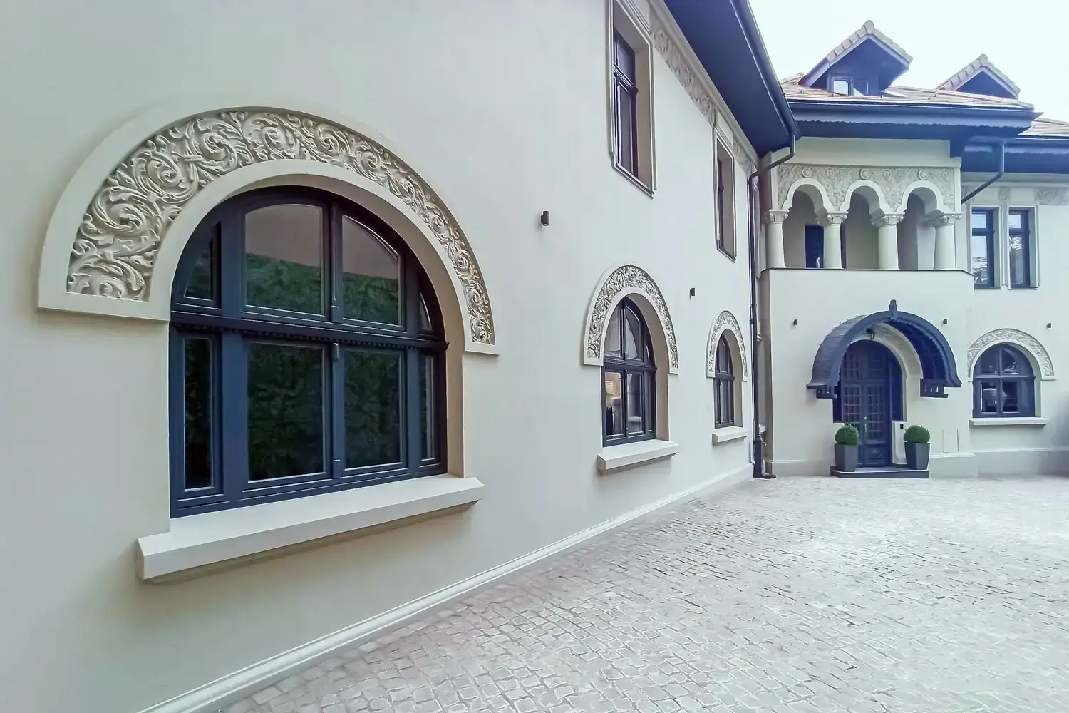 Tâmplărie Lemn Stratificat: Clădire privată din perioada Interbelică, București, România