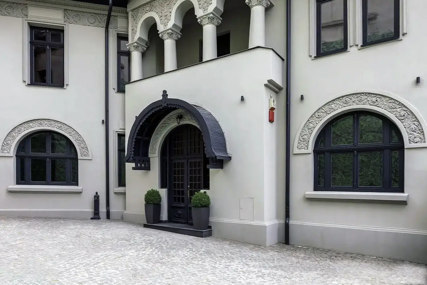Tâmplărie Lemn Stratificat: Clădire privată din perioada Interbelică, București, România