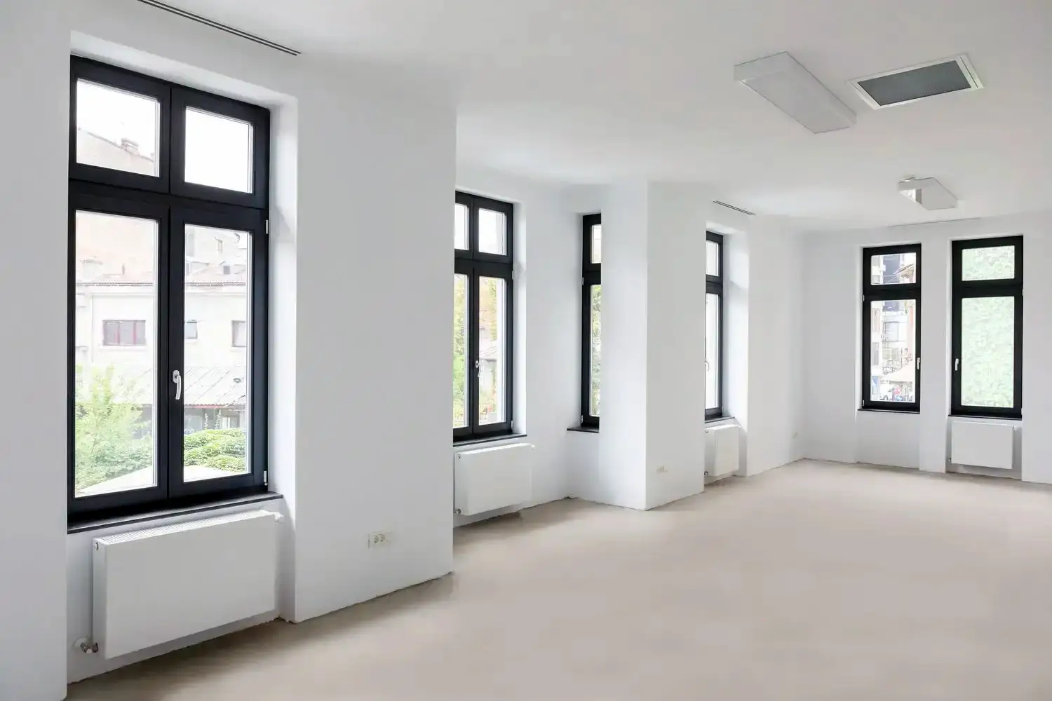 Tâmplărie Lemn Stratificat: Clădire privată din perioada Interbelică, București, România