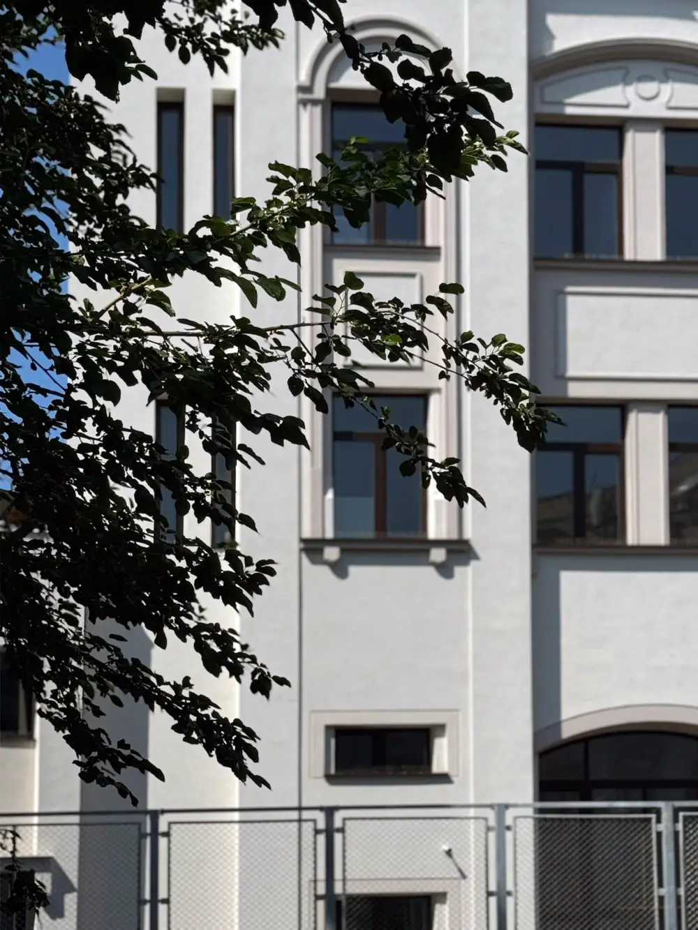 Tâmplărie Lemn Stratificat: Colegiul Mihai Eminescu, București, România