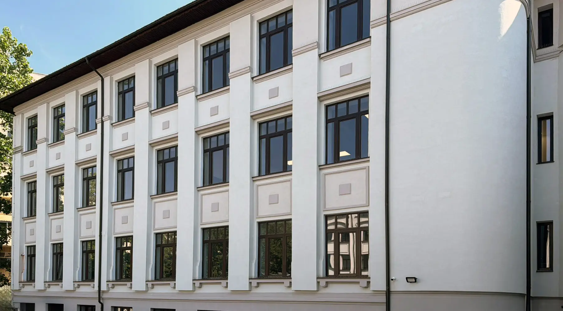 Tâmplărie Lemn Stratificat: Colegiul Mihai Eminescu, București, România