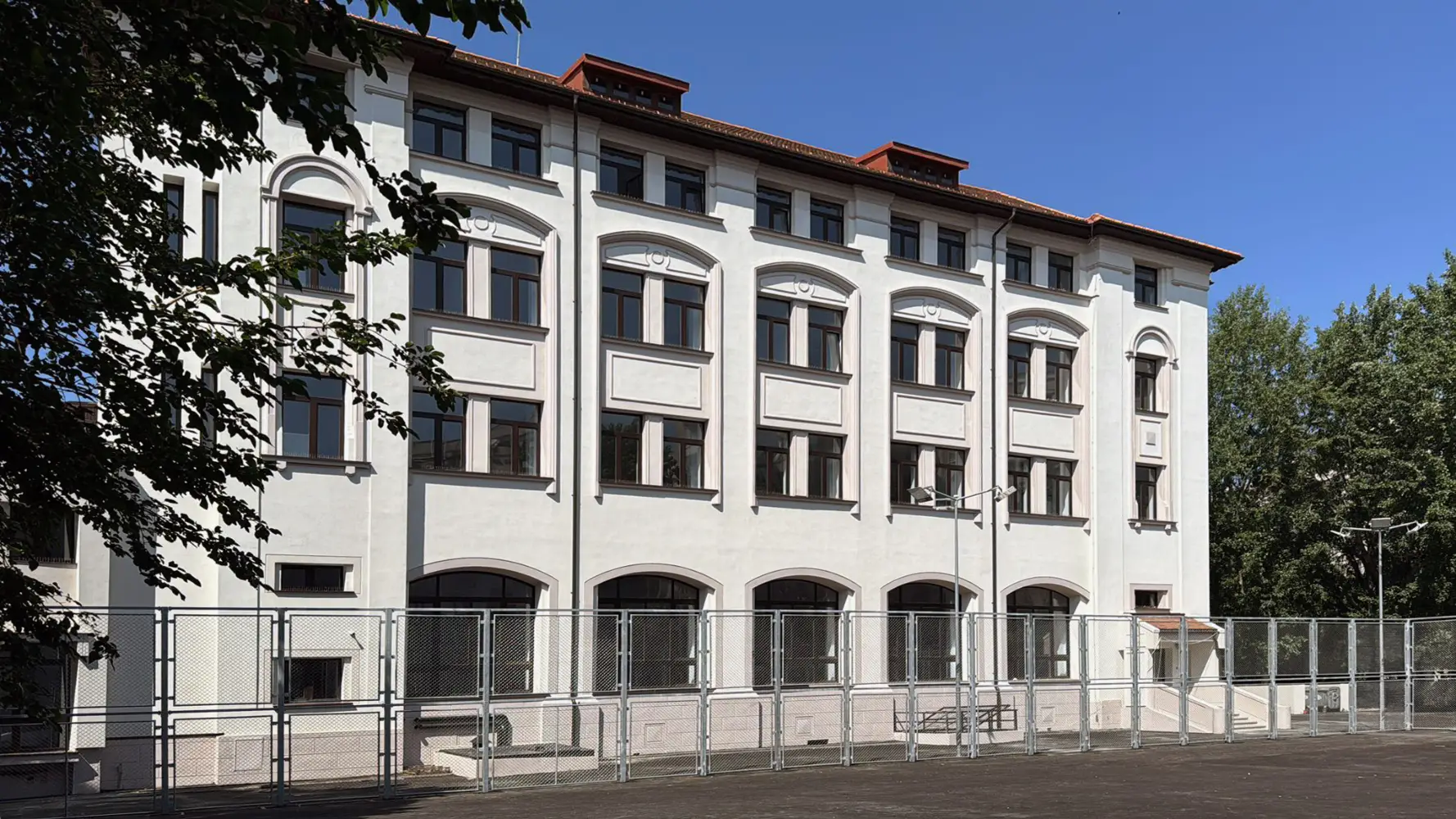 Tâmplărie Lemn Stratificat: Colegiul Mihai Eminescu, București, România