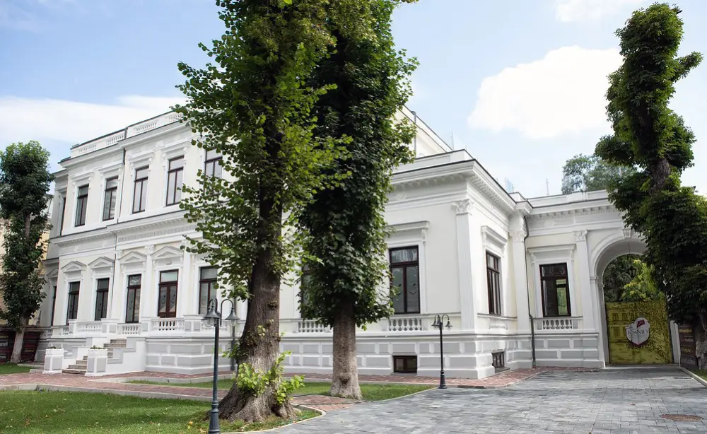 Tâmplărie Lemn Stratificat: Liceul Internațional Ioanid, București, România