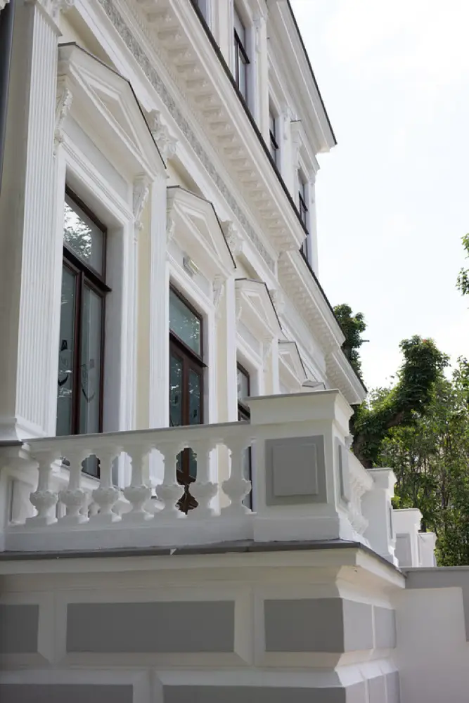 Tâmplărie Lemn Stratificat: Liceul Internațional Ioanid, București, România