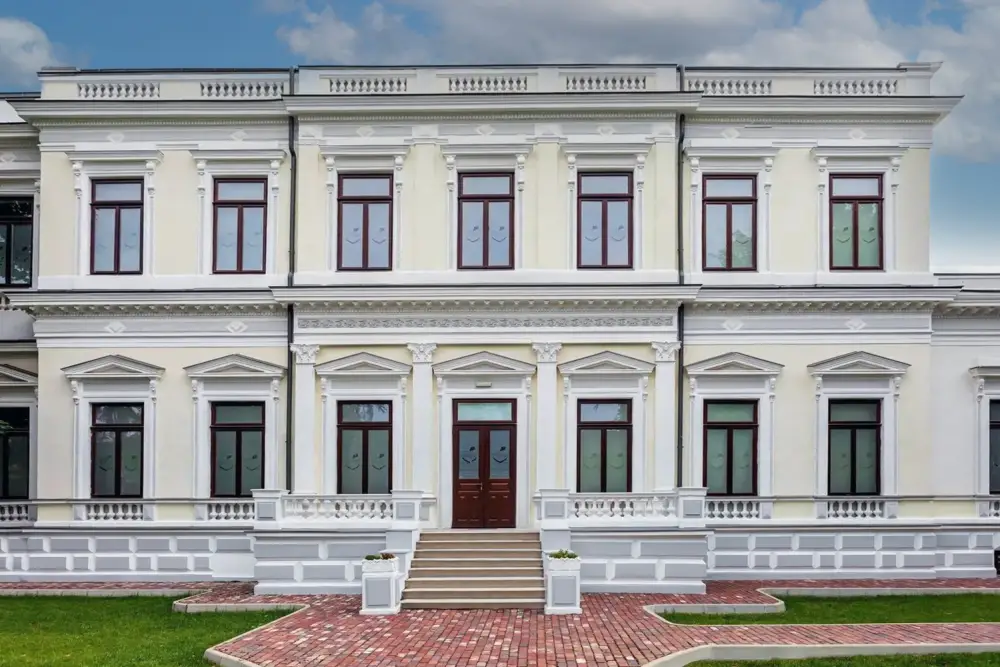 Tâmplărie Lemn Stratificat: Liceul Internațional Ioanid, București, România
