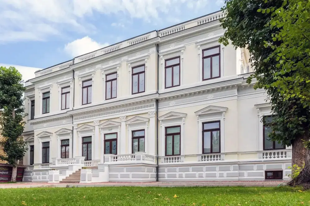 Tâmplărie Lemn Stratificat: Liceul Internațional Ioanid, București, România
