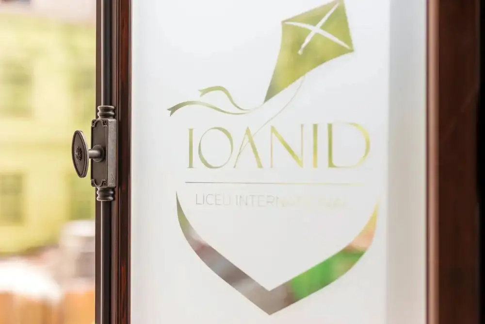 Tâmplărie Lemn Stratificat: Liceul Internațional Ioanid, București, România