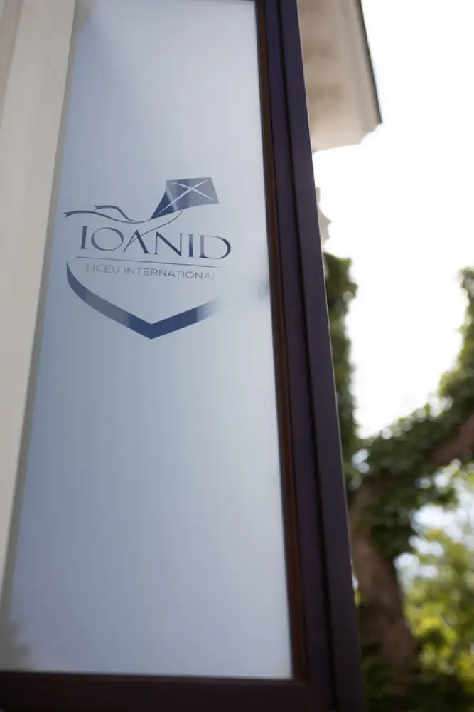 Tâmplărie Lemn Stratificat: Liceul Internațional Ioanid, București, România
