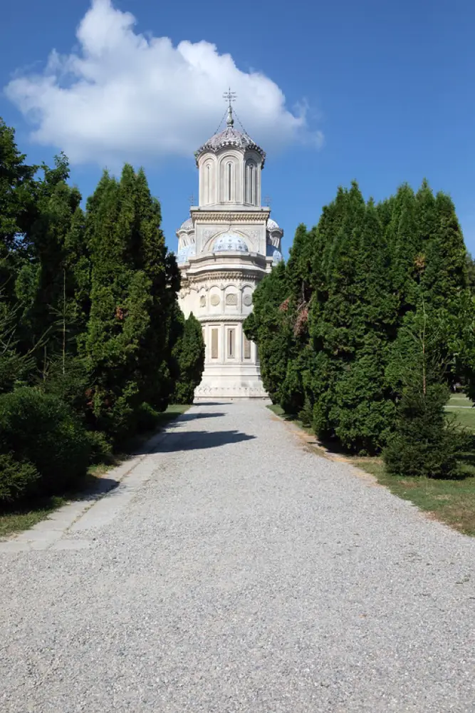 Tâmplărie Lemn Stratificat: Mănăstirea Curtea de Argeș, România
